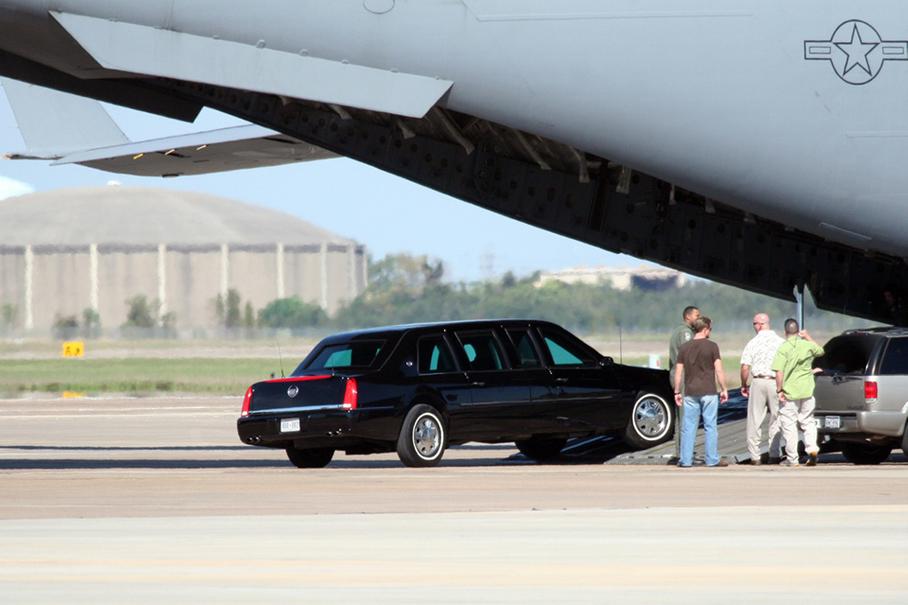 Чтобы обеспечить один президентский визит требуется несколько военных «транспортников», и государству они обходятся очень дорого. Машины перевозят самолетами [C-17](https://ru.wikipedia.org/wiki/Boeing_C-17_Globemaster_III) и [C-5 Galaxy](https://ru.wikipedia.org/wiki/Lockheed_C-5_Galaxy).