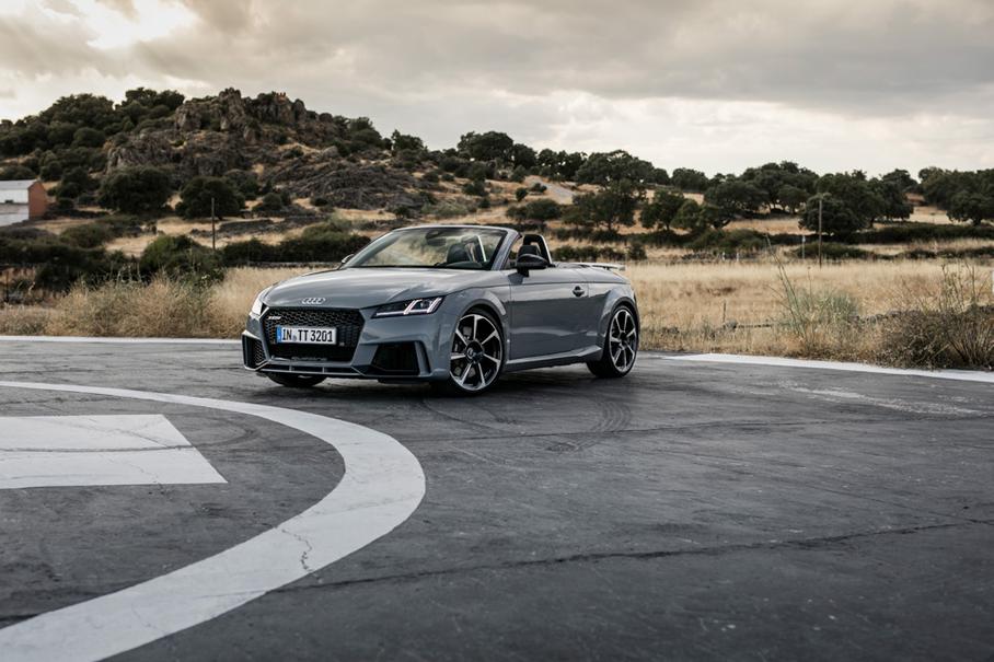Штатные колеса на Audi TT RS имеют размерность 245/35 R19, причем, в отличие от хэтчбека RS3, они одинаковые на передней и задней оси. Для трека можно заказать колеса побольше, 255/30 ZR20 с покрышками Pirelli P Zero Corsa.