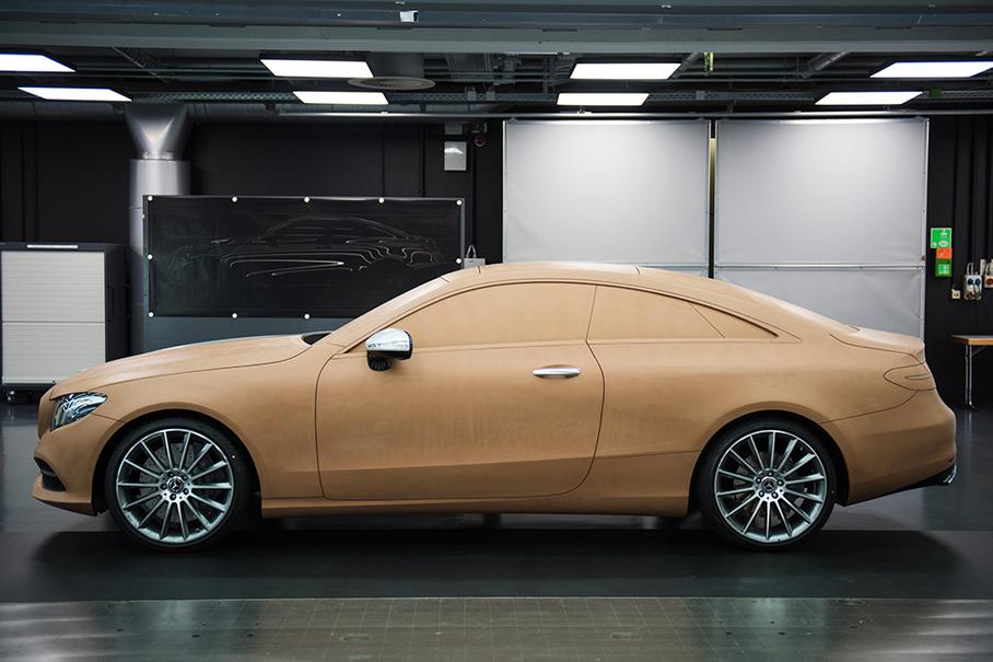 Полноразмерный макет выполняется вручную из скульптурного пластилина. При комнатной температуре он достаточно твердый для точной работы инструментом, но при нагреве до 60 градусов становится мягким и легко мнется в руках. В Зиндельфингене расходуют до 80 тонн такого пластилина в год!