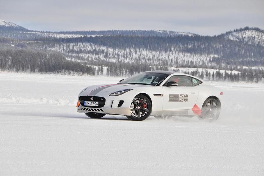 Заднеприводные Jaguar F-Type S в школе JLR тоже обуты в Hakka 8, только в особую — вместо обычных шипов здесь стоят 4-миллиметровые, причем в каждом колесе их будет по 220 штук.