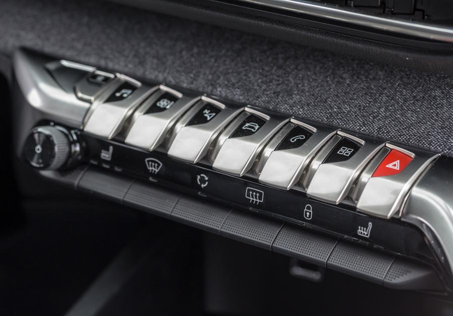 Сверху частокол кнопок — разделов меню мультимедийной системы. Ниже — клавиши важных «автомобильных» функций