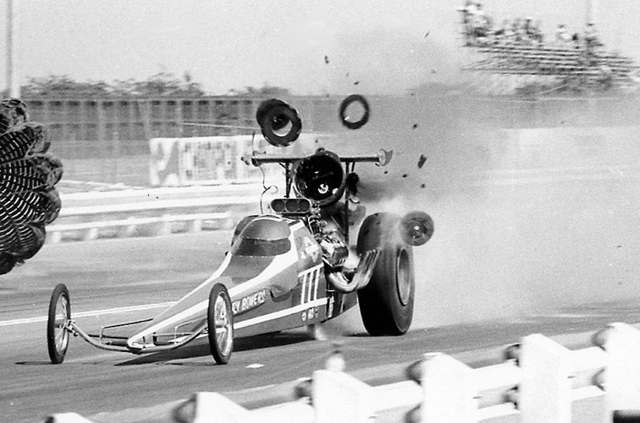 После смены компоновки пилота усадили перед двигателем. Он стал неуязвим для взрыва сцепления.