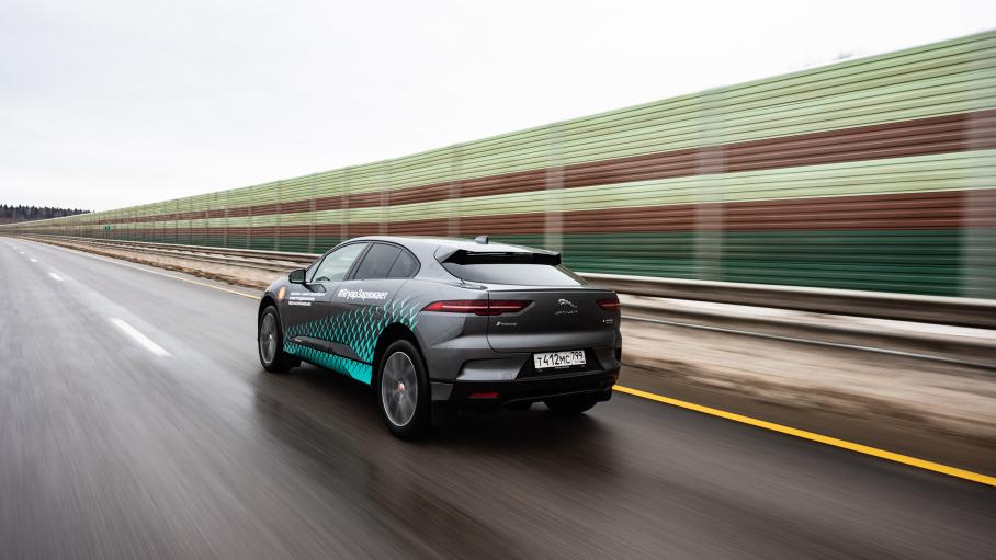 Есть зарядка от «Айпейса»?