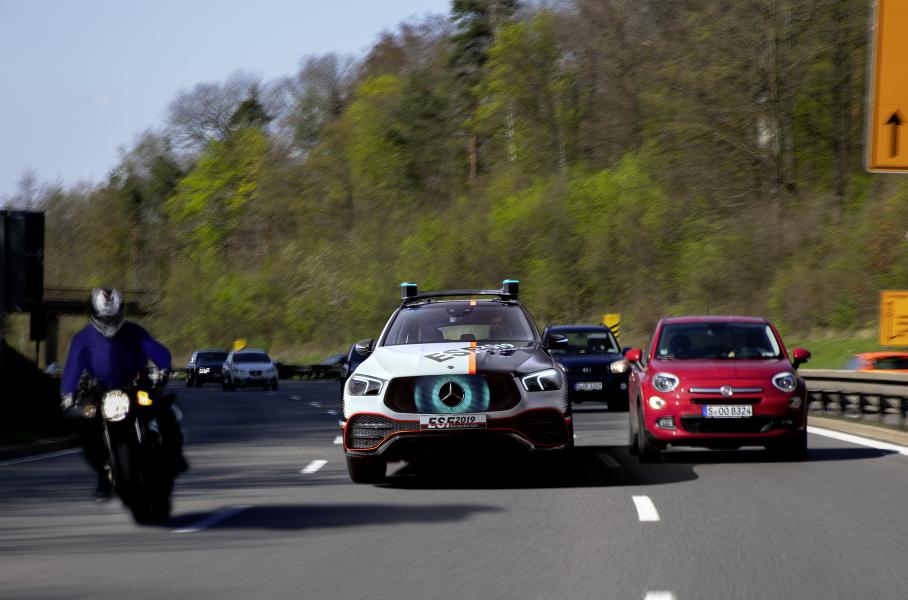 Световые подсказки информируют окружающих, что машина находится в беспилотном режиме