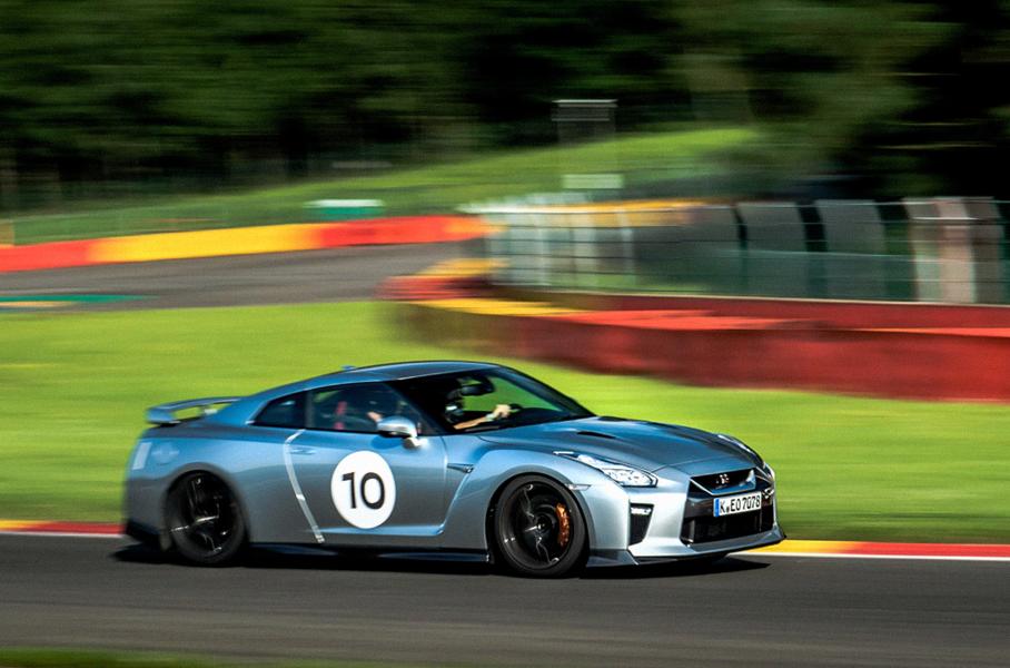 GT-R довольно высокий и тяжелый автомобиль — 1752 килограмма, но в поворотах это совсем не ощущается.