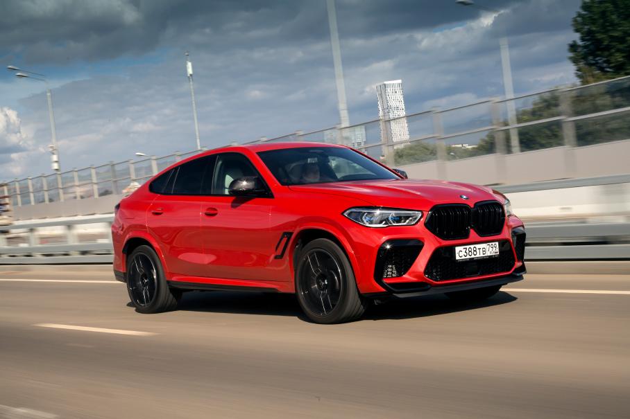 BMW создан для того, чтобы дарить очень сильные М-оции. И с учётом особенностей характера баварскому суперкроссоверу это удаётся чуть лучше, чем конкуренту