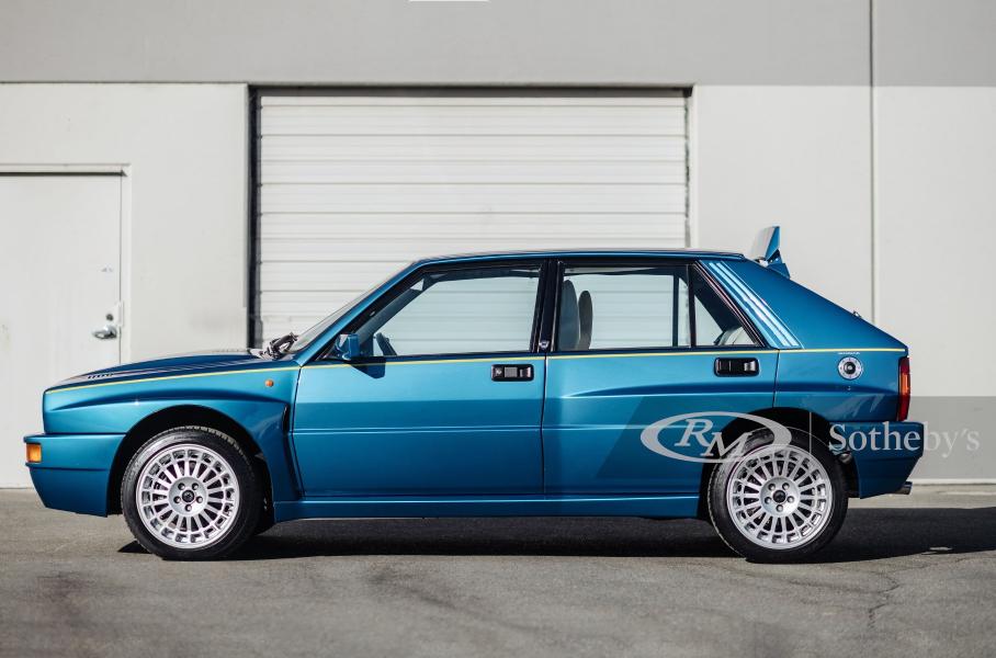 Редкую синюю Lancia Delta продадут на аукционе