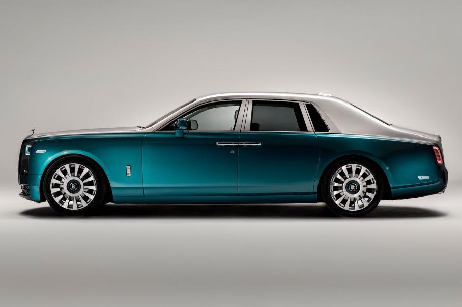 Rolls-Royce показал «радужный» Phantom, украшенный перьями птиц