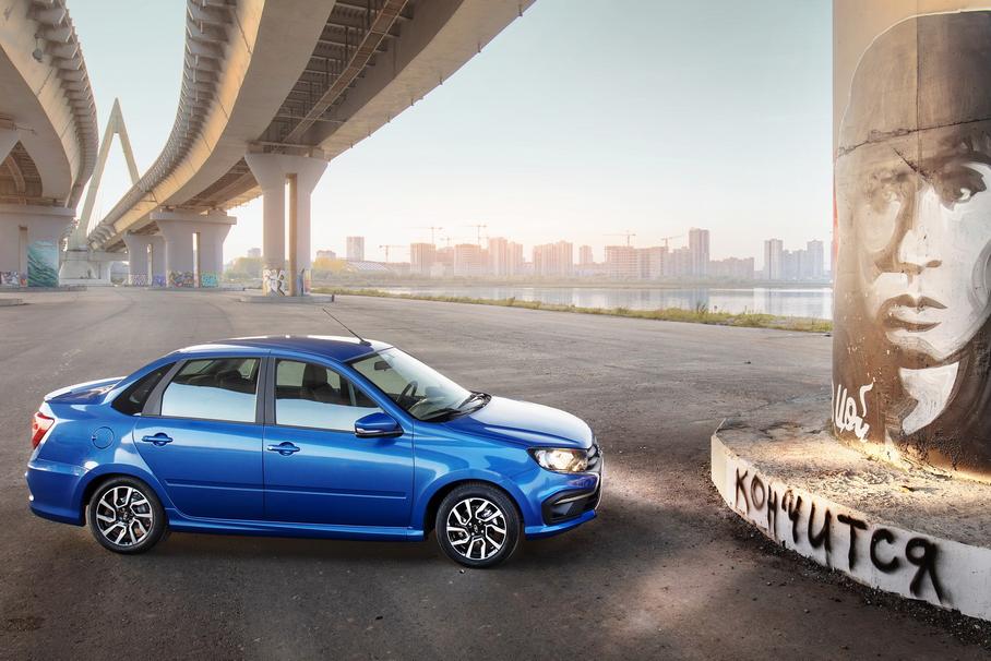 АвтоВАЗ снова повысил цены на все автомобили Lada