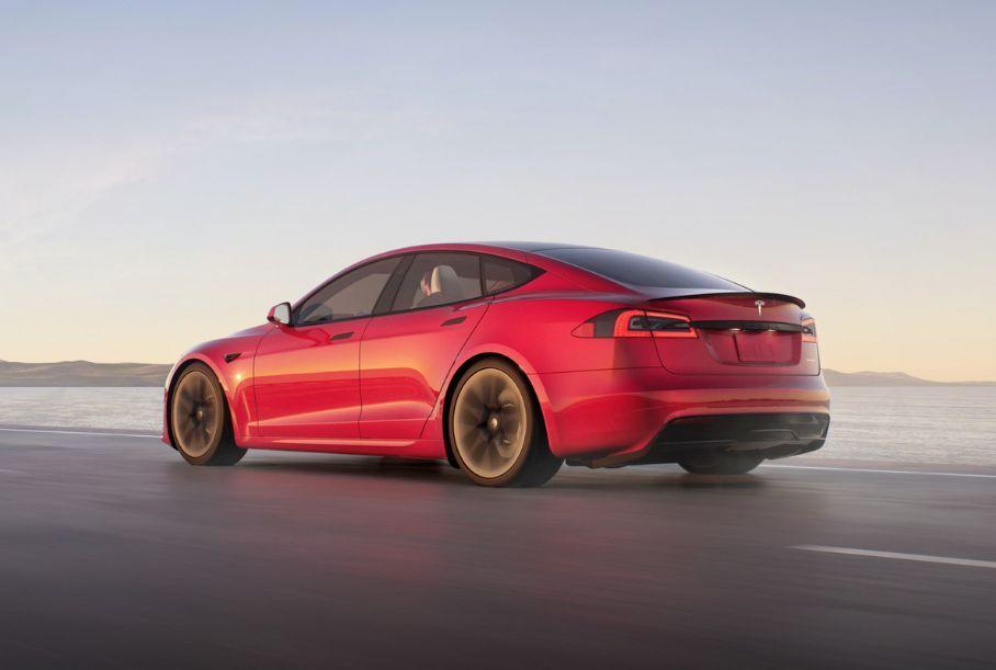 Tesla раскрыла сроки запуска производства «быстрейшего серийного автомобиля»