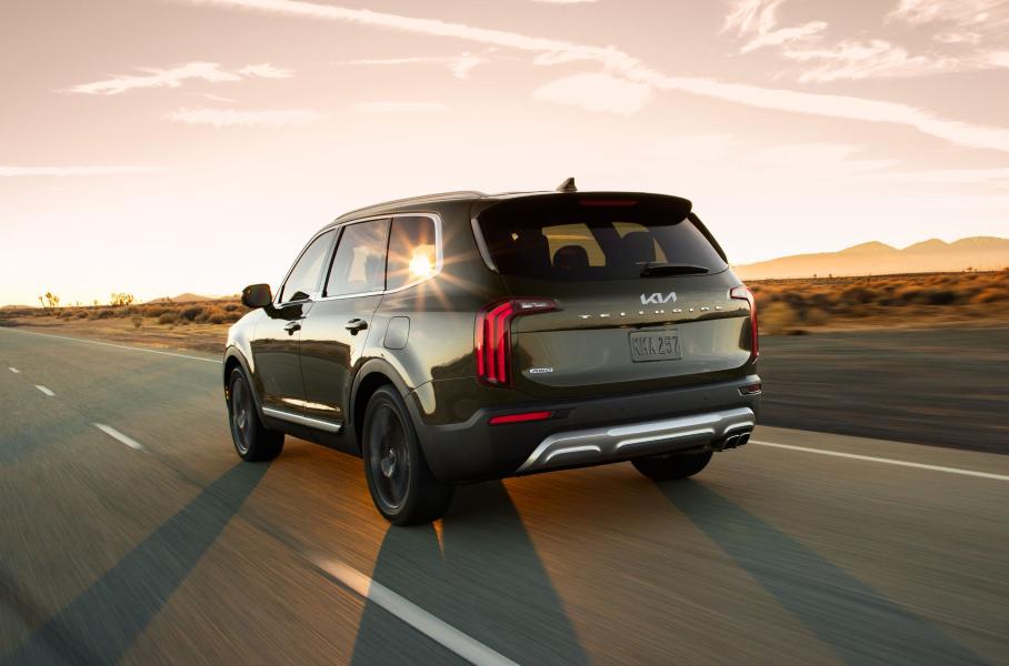 Самый большой кроссовер Kia обновился и примерил новый логотип