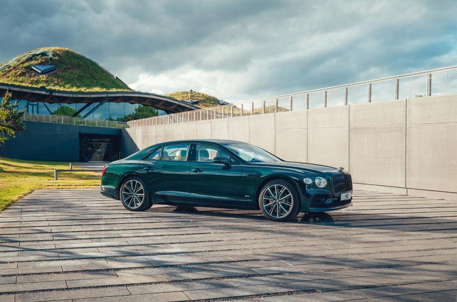 Представлен гибрид Bentley Flying Spur с запасом хода 700 километров