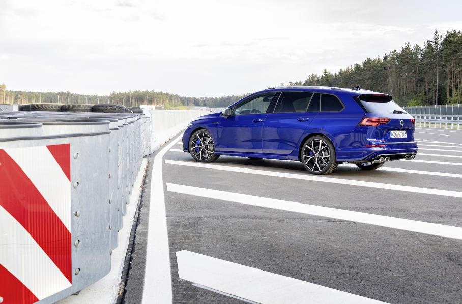 Новый Volkswagen Golf R стал универсалом
