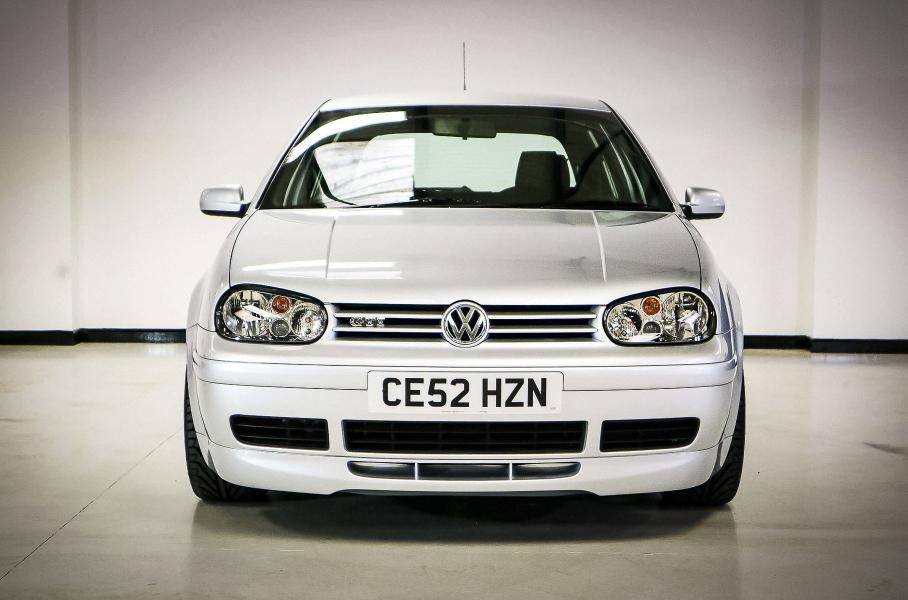 На торги выставили Volkswagen Golf GTI без пробега, который на 19 лет забыли в гараже