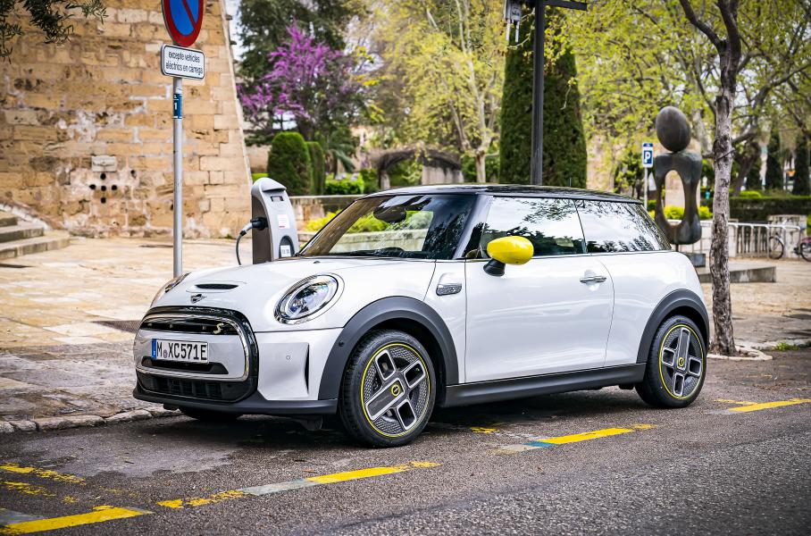 Стало известно, когда в Россию приедет электрический MINI