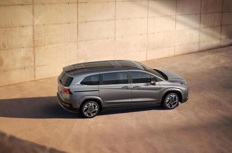 Пять метров в длину и дизайн от Tucson: Hyundai представила минивэн Custo