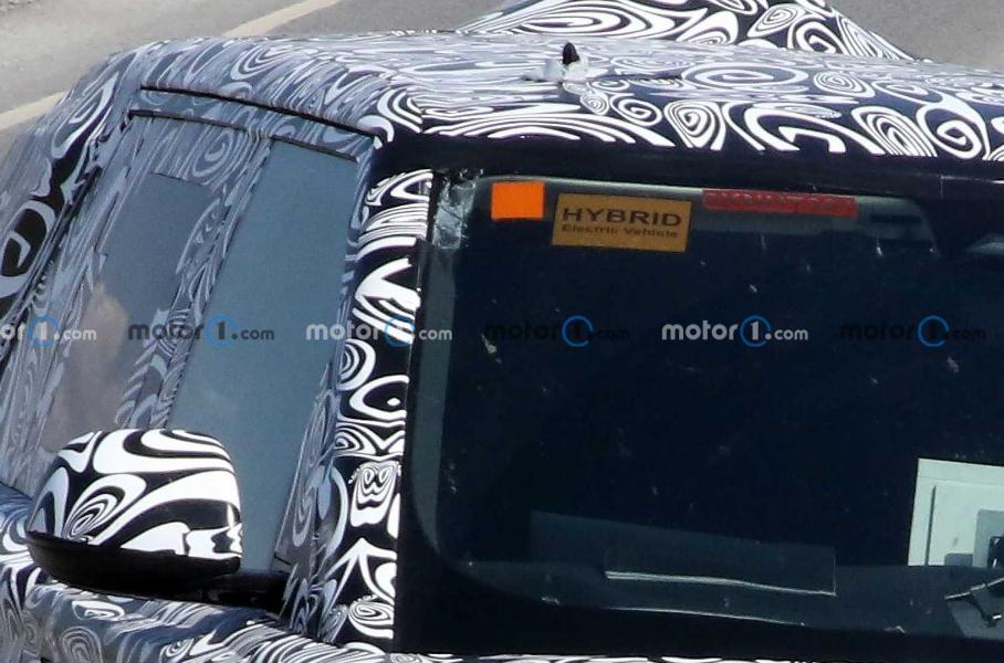 Range Rover нового поколения показали на шпионских фотографиях. И это гибрид