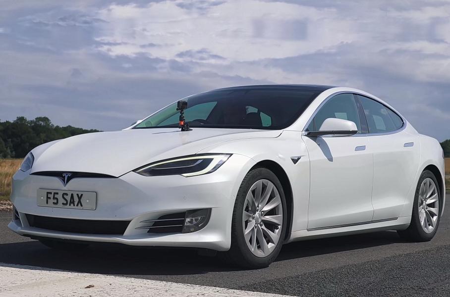 Дрэг-гонка: электрокары Audi, Mercedes-Benz и Porsche сразились с Tesla