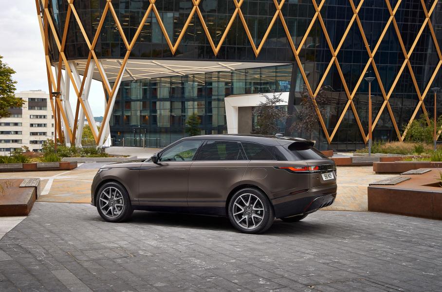 Range Rover Velar получил легкое обновление и «золотую» спецверсию
