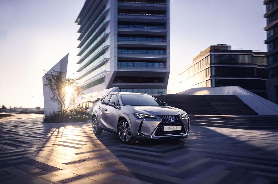 Lexus улучшил кроссовер UX для России