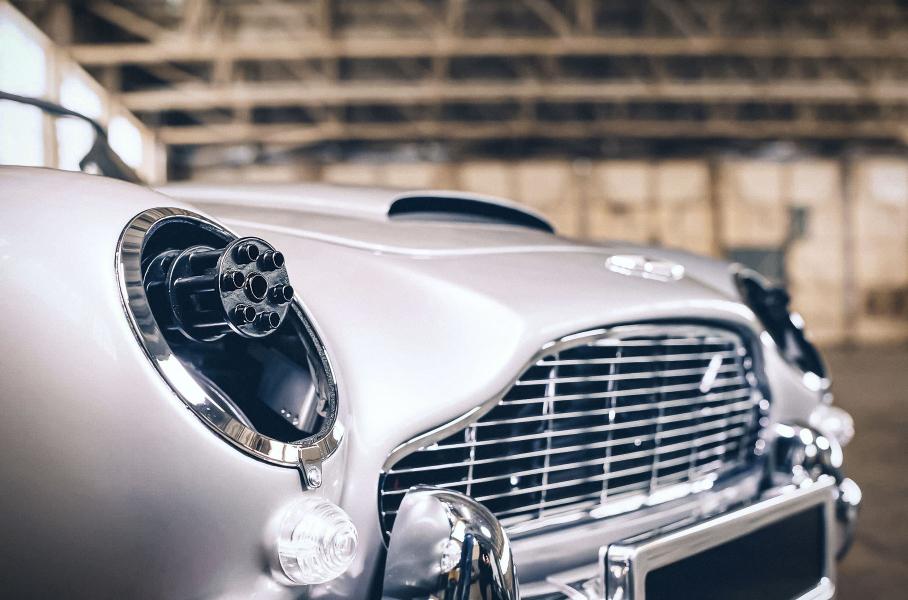 Посмотрите на детский Aston Martin DB5 с «пушками» в фарах и дым-машиной