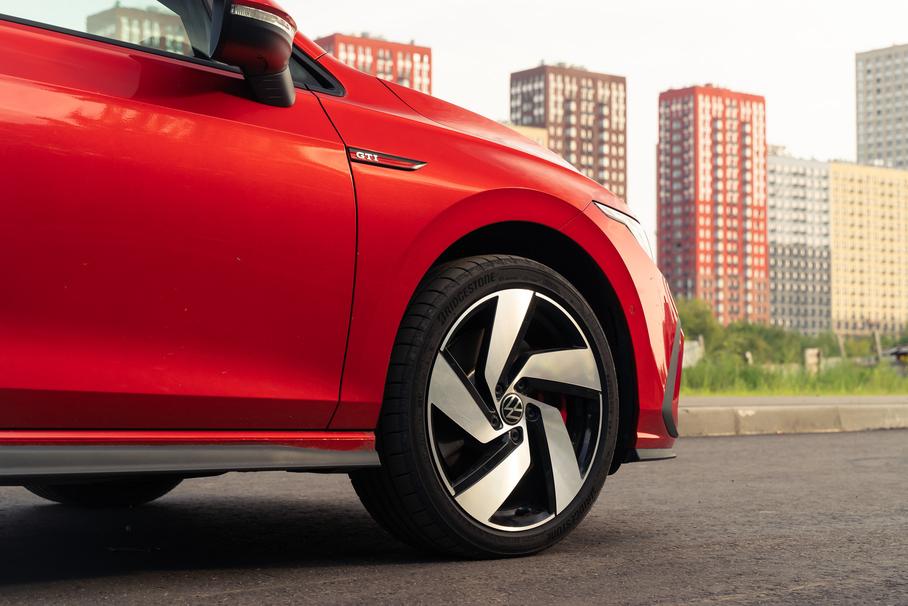 Штатные шины Bridgestone Potenza S005 имеют индекс износостойкости 240, обещающий относительно быстрый износ. И обладая умеренной цепкостью, умеренной шумностью и хорошим мокрым зацепом, отлично сочетаются с характером GTI.