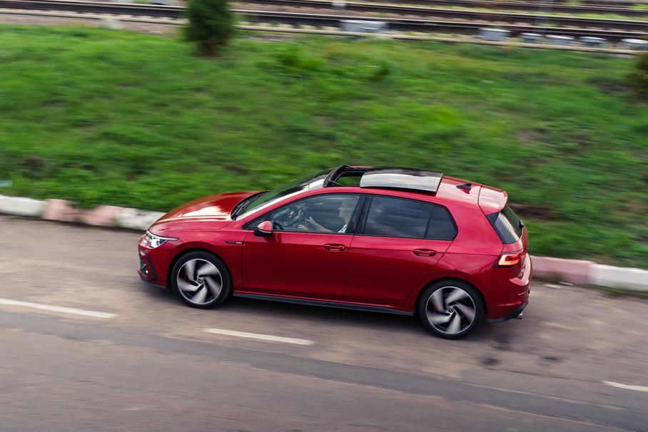 Если бы не небольшой бак, GTI был бы ещё и идеальным GT. Но даже этих 50 литров хватает на 450 неспокойных километров между заправками — средний расход едва превышает «десятку».