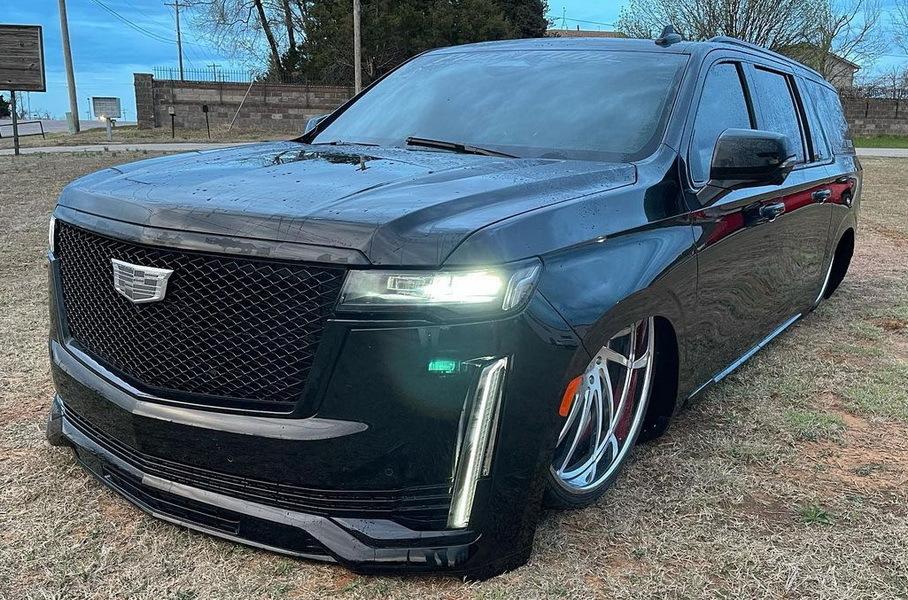 Новый Cadillac Escalade превратили в лоурайдер на 30-дюймовых дисках