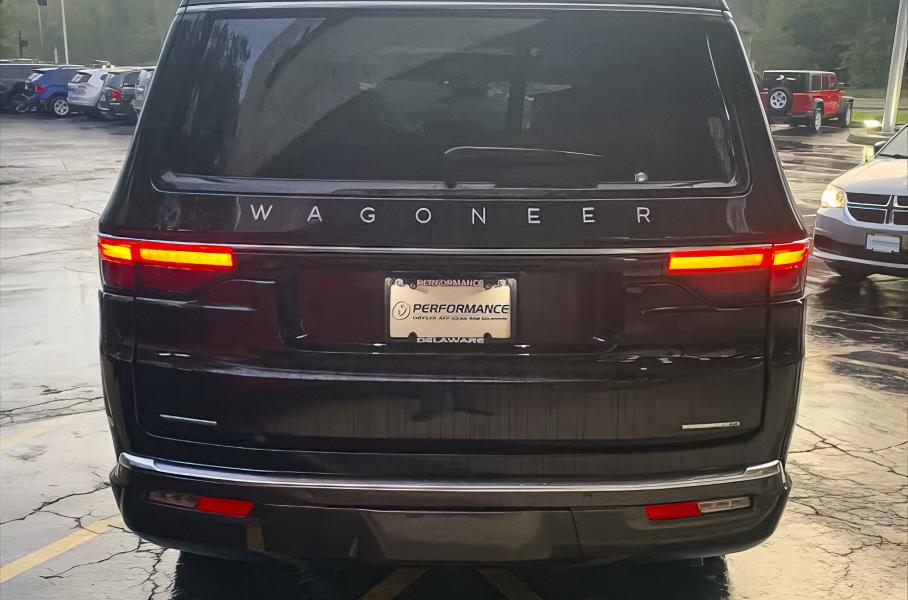 В Москве продают топовый Jeep Wagoneer за 12 миллионов рублей. Внедорожник официально не поставляют в Россию