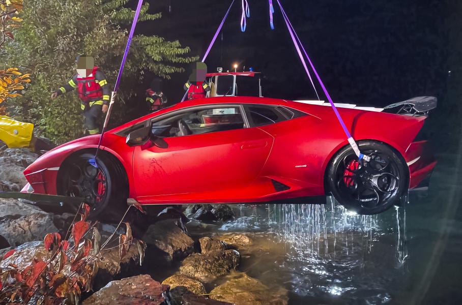 Водитель Lamborghini за 25 миллионов рублей перепутал педали и утопил суперкар в озере