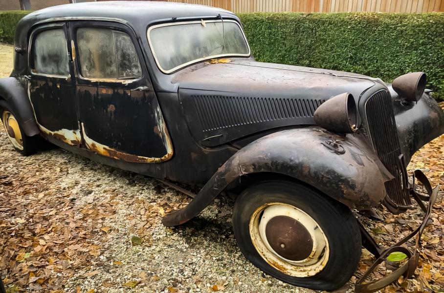 На продажу выставлен редчайший 72-летний Citroen, который годами ржавел в гараже