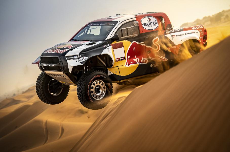 Посмотрите на гоночный Toyota Hilux для «Дакара»