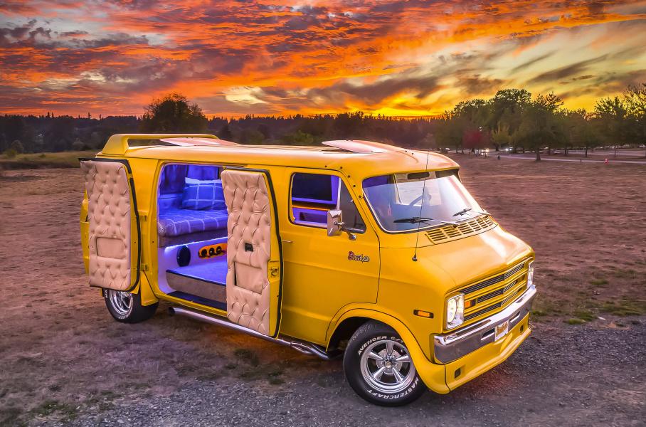 Посмотрите на яркий минивэн Dodge из 70-х с кроватью и мини-баром