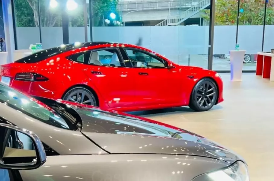 Tesla обновила Model S, заменив оптику и порт зарядки