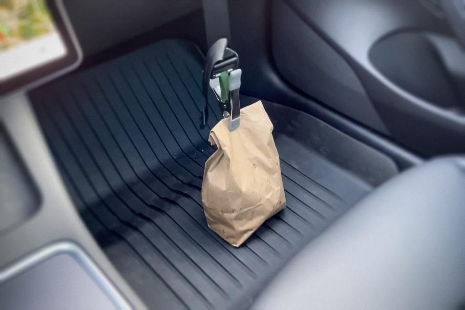 Для сумок придумали специальный «ремень безопасности». Вот как он работает