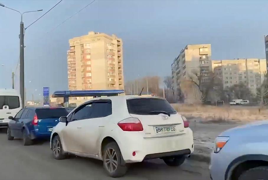 Гигантские очереди на АЗС Украины засняли на видео