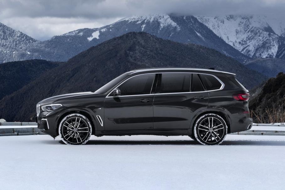 Новый автомобиль года, первый электрокар Jeep и удлинённый BMW X5: главное за неделю