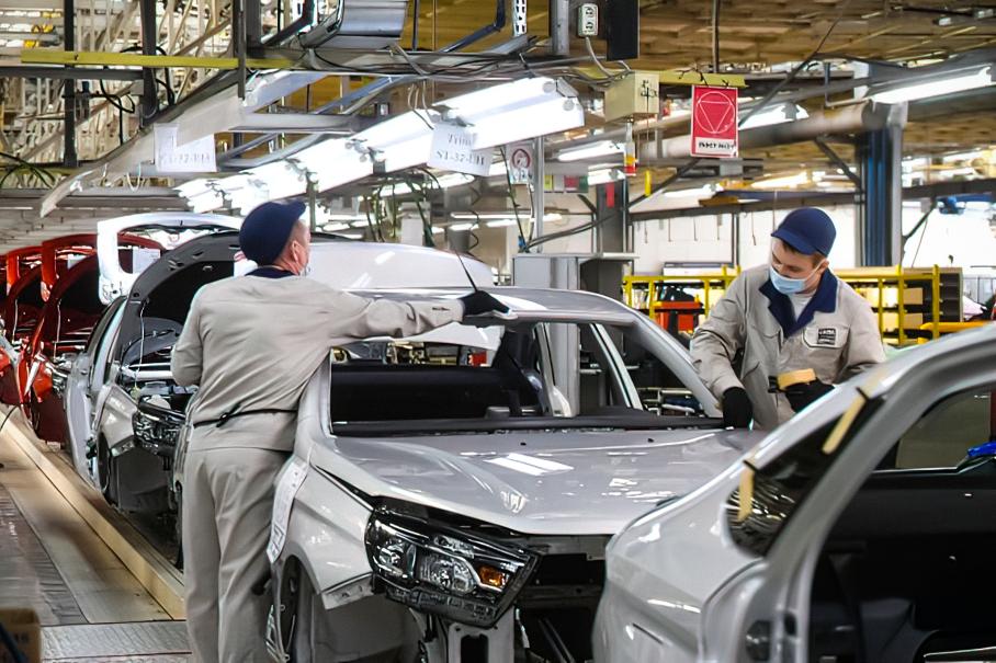 Объемы выпуска легковых автомобилей упали в России на 14 процентов