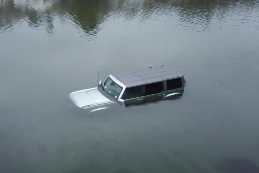 Видео: новый Ford Bronco тонет во время прилива
