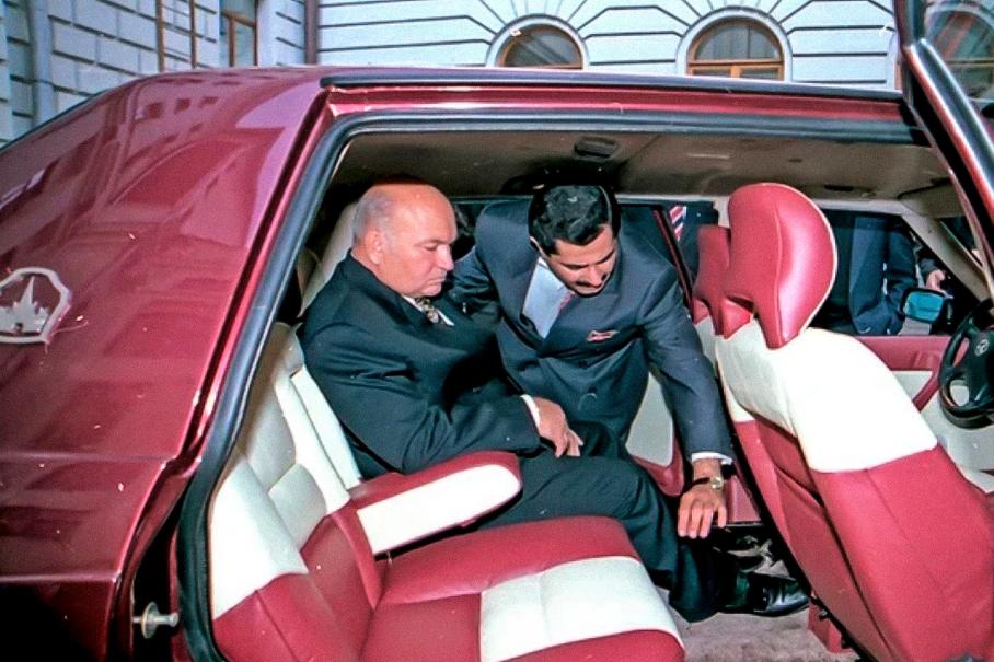 Генеральный директор АО «Москвич» Рубен Асатрян показывает модель «Иван Калита» мэру Москвы Юрию Лужкову