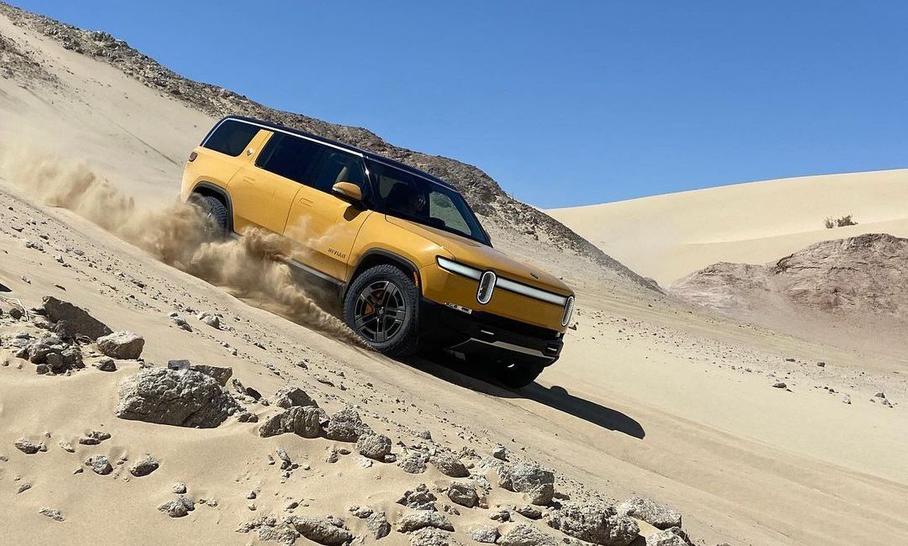 Rivian научил свои электромобили ездить по песку