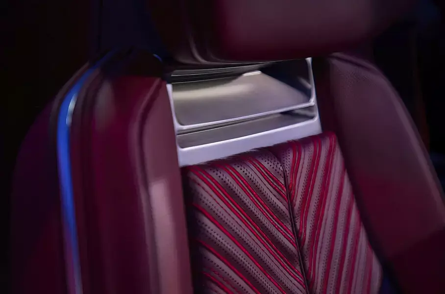 Спинка сиденья Cadillac Celestiq с перфорированной кожей, металлической вставкой и подсветкой