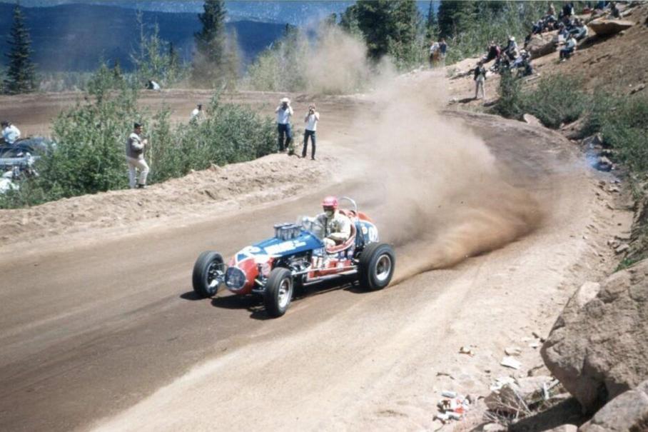 Так «Пайкс Пик» выглядел в конце пятидесятых. На фото — одиннадцатикратный победитель гонки Бобби Ансер
