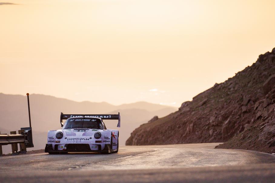 Кен Блок на своём супер-Porsche так и не смог принять участия в гонке: на одной из тренировок оборвало клапан в 1400-сильном турбомоторе. Недавно «Мотор» публиковал [подробнейший материал об этой машине](https://motor.ru/lab/kenblock-hoonipigasus-howto.htm)