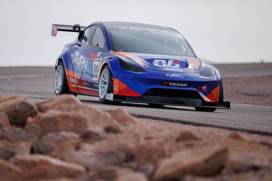 В этом году в гонке было всего четыре электромобиля: три Теслы и один Nissan Leaf. Это быстрейшая: Дайдзиро Йошихара занял девятое место в абсолютном зачёте