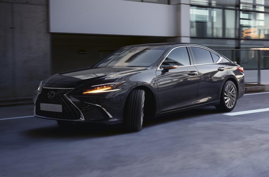 Обновленный Kia Seltos, модернизированный Lexus ES и новый кроссовер Toyota: главное за неделю