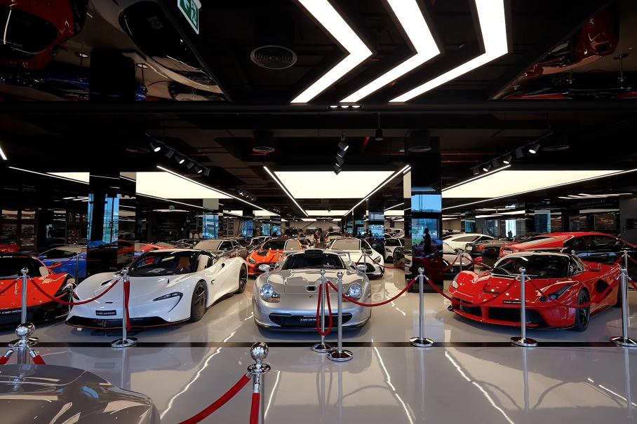 В одном автосалоне собрали автомобили общей стоимостью 100 миллионов долларов
