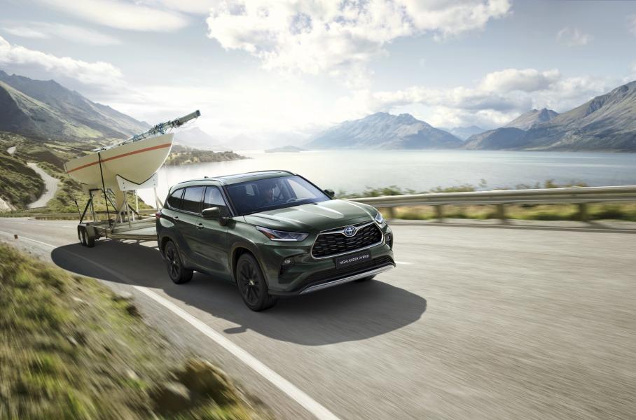 Обновлённый Toyota Highlander, водородный Aurus Senat и «упрощённая» Lada Granta: главное за неделю