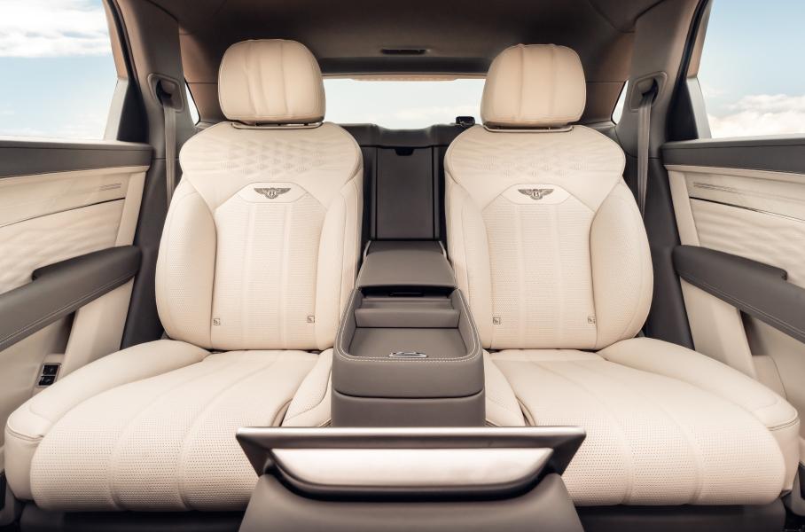 Обновлённый Toyota Highlander, водородный Aurus Senat и «упрощённая» Lada Granta: главное за неделю
