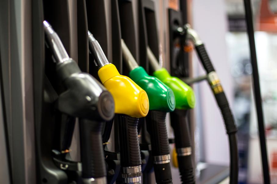 Слишком дорогой бензин вынуждает британцев отказываться от отпусков